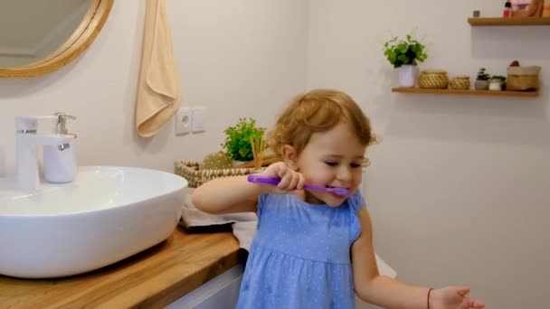 Das Kind Putzt Sich Die Zähne Selektiver Fokus Kind — Stockvideo