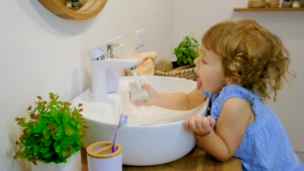 Dziecko Myje Ręce Wodą Mydłem Wybiórcze Skupienie Dzieciaku — Wideo stockowe
