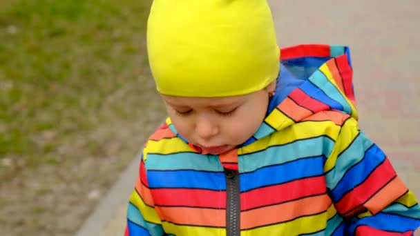 一个孩子在街上哭 有选择的重点 — 图库视频影像
