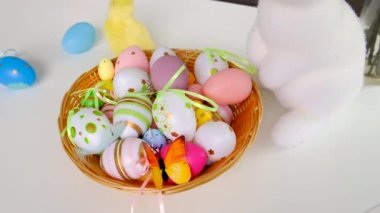 Yumurta ve dekorlu Paskalya masası. Seçici odaklanma. Yiyecek..