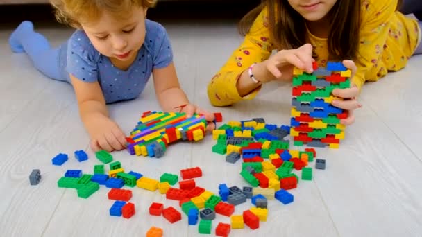 建設者の子供は部屋で遊ぶ 選択的フォーカス キッド — ストック動画