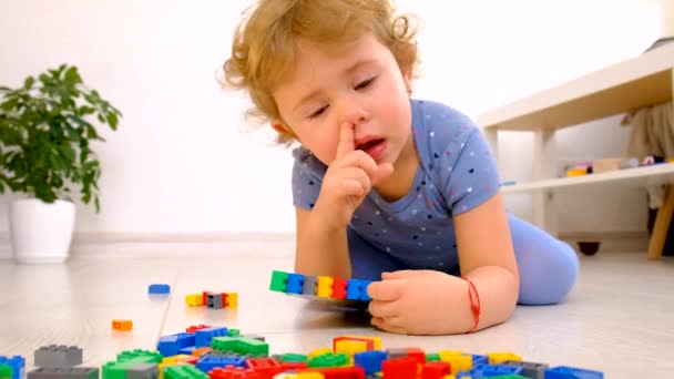 Dítě Strčí Prst Nosu Selektivní Soustředění Kluk — Stock video