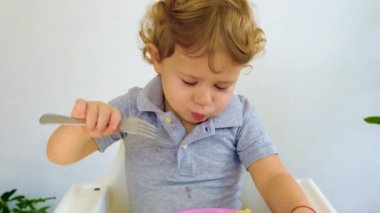 Çocuk makarna ve sebze yiyor. Seçici odaklanma. Yiyecek..