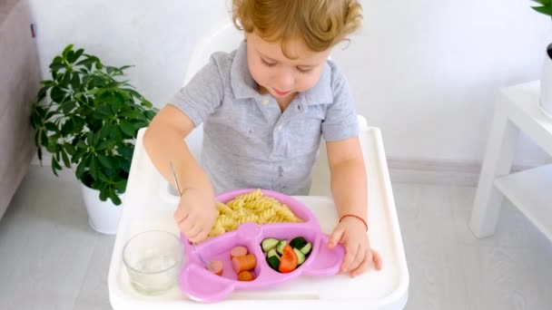 Das Kind Isst Nudeln Und Gemüse Selektiver Fokus Lebensmittel — Stockvideo