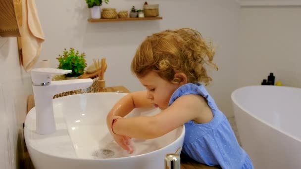 Dítě Myje Ruce Mýdlem Vodou Selektivní Soustředění Kluk — Stock video