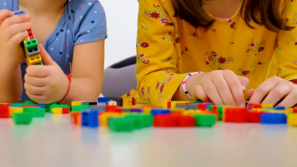 Nşaatçı Çocuk Odada Oynuyor Seçici Odaklanma Çocuk — Stok video