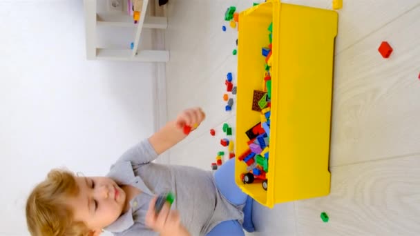 建设者的孩子在房间里玩耍 有选择的重点 — 图库视频影像