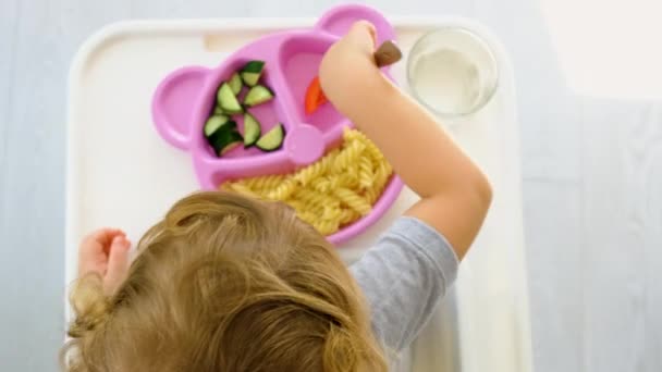 Das Kind Isst Nudeln Und Gemüse Selektiver Fokus Lebensmittel — Stockvideo