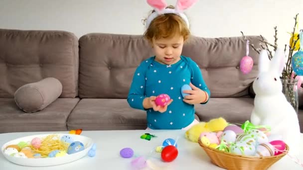 Jajka Wielkanocne Wystrój Dzieci Wybiórcze Skupienie Żywność — Wideo stockowe