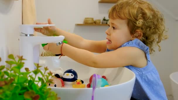 Çocuk Ellerini Sabun Suyla Yıkar Seçici Odaklanma Çocuk — Stok video