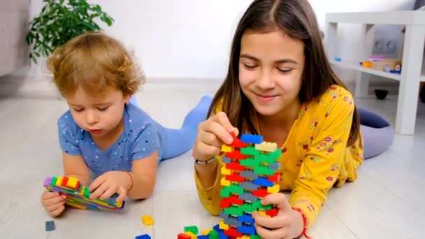 Κατασκευαστή Παιδί Παίζει Στο Δωμάτιο Επιλεκτική Εστίαση Παιδί — Αρχείο Βίντεο