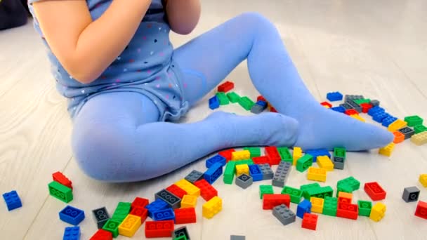 Κατασκευαστή Παιδί Παίζει Στο Δωμάτιο Επιλεκτική Εστίαση Παιδί — Αρχείο Βίντεο
