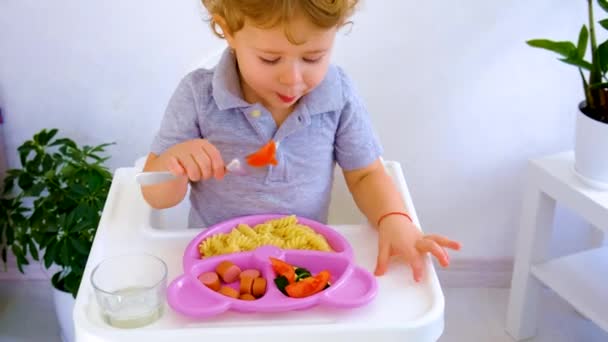 子供はパスタや野菜を食べる 選択的フォーカス 食べ物 — ストック動画