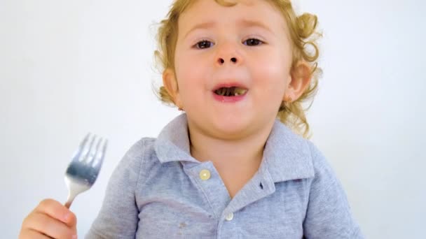 Enfant Mange Des Pâtes Des Légumes Concentration Sélective Produits Alimentaires — Video