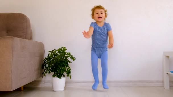아이는 뛰면서 노래를 부른다 선택적 집중입니다 어린이 — 비디오