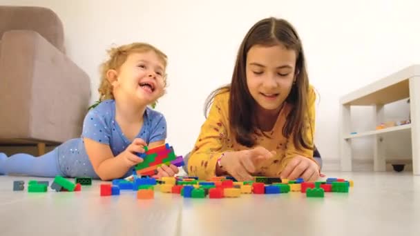 Criança Construtora Brinca Sala Foco Seletivo Miúdo — Vídeo de Stock
