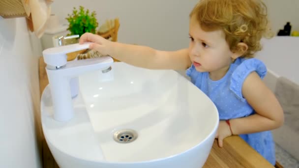 Het Kind Wast Zijn Handen Met Water Zeep Selectieve Focus — Stockvideo