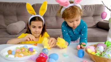 Paskalya yumurtası, dekor ve çocuklar. Seçici odaklanma. Yiyecek..