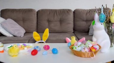 Paskalya yumurtası, dekor ve çocuklar. Seçici odaklanma. Yiyecek..