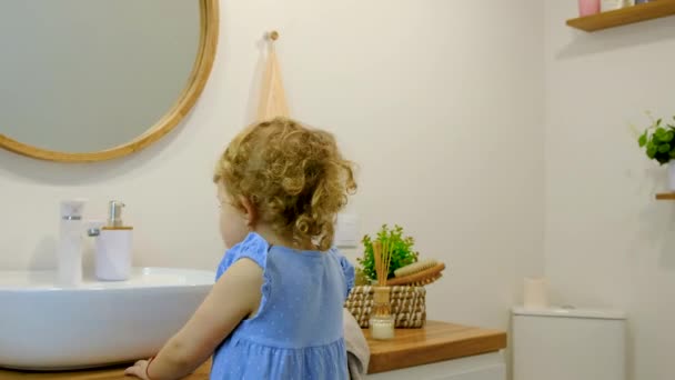 Das Kind Putzt Sich Die Zähne Selektiver Fokus Kind — Stockvideo