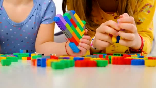 Criança Construtora Brinca Sala Foco Seletivo Miúdo — Vídeo de Stock