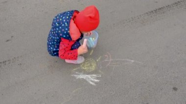 Çocuklar kaldırıma tebeşirle çizer. Seçici odaklanma. Çocuk.