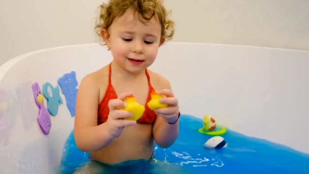 Dziecko Kąpie Się Kąpieli Farby Kolorze Niebieskim Wybiórcze Skupienie Dzieciaku — Wideo stockowe