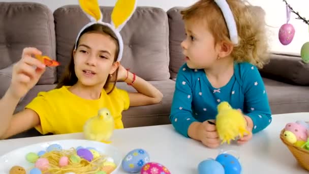 Jajka Wielkanocne Wystrój Dzieci Wybiórcze Skupienie Żywność — Wideo stockowe