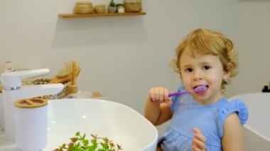 Çocuk dişlerini fırçalar. Seçici odaklanma. Çocuk.