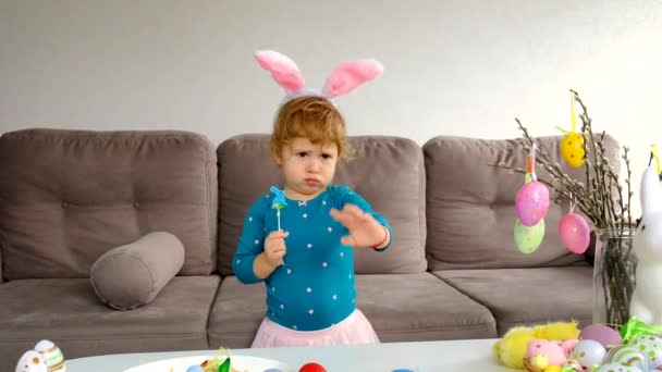 Oeufs Table Pâques Décor Enfants Concentration Sélective Produits Alimentaires — Video