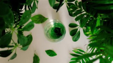 Bardakta sıvı klorofil. Seçici odaklanma. Doğa.