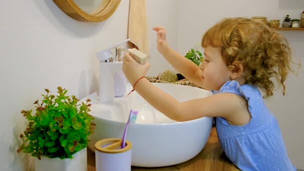 Das Kind Wäscht Sich Die Hände Mit Seife Und Wasser — Stockvideo