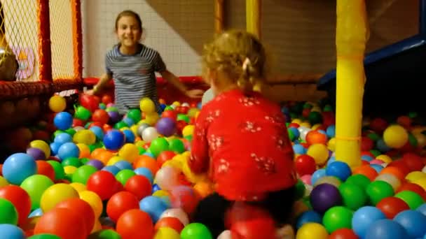 Dzieci Bawią Się Pokoju Zabaw Wybiórcze Skupienie Dzieciaku — Wideo stockowe