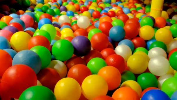 Beaucoup Balles Pour Enfants Dans Salle Jeux Concentration Sélective Enfant — Video