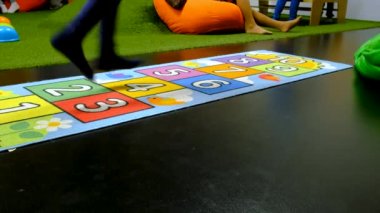 Çocuklar seksek paspası zıplar. Seçici odaklanma. Çocuk.
