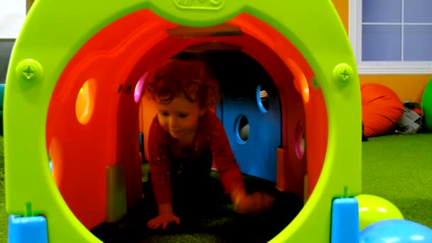 Bambini Giocano Nella Sala Giochi Concentrazione Selettiva Ragazzo — Video Stock