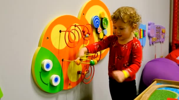 Criança Brinca Com Brinquedo Desenvolvimento Foco Seletivo Miúdo — Vídeo de Stock