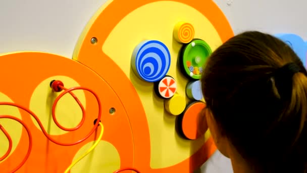 Dziecko Bawi Się Rozwijającą Się Zabawką Wybiórcze Skupienie Dzieciaku — Wideo stockowe