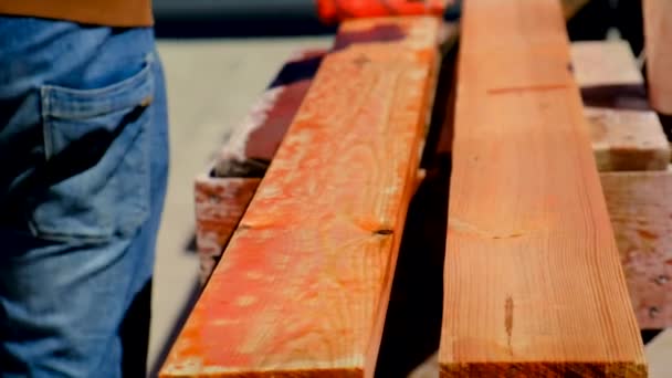 用红色防腐剂处理木材 有选择的重点 — 图库视频影像