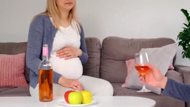 Ciężarna Kobieta Pije Wino Szklance Wybiórcze Skupienie Żywność — Wideo stockowe