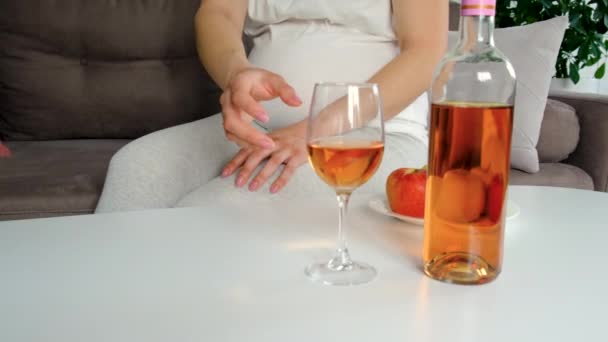 Ciężarna Kobieta Pije Wino Szklance Wybiórcze Skupienie Żywność — Wideo stockowe