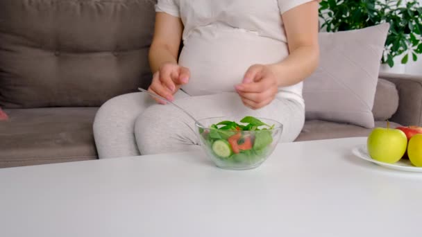 Hamile Bir Kadın Sebzeli Salata Yer Seçici Odaklanma Yiyecek — Stok video