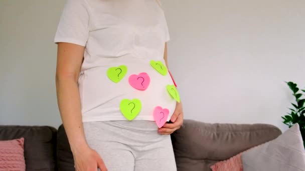 Kobieta Ciąży Która Będzie Znakiem Zapytania Wybiórcze Skupienie Słodkie — Wideo stockowe