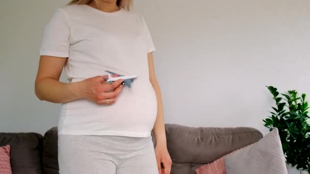 Una Mujer Embarazada Juega Con Avión Enfoque Selectivo Juguete — Vídeos de Stock