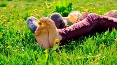 Bahçe ayağında sarı karahindibalar açan bir çocuk. Seçici odaklanma. Doğa.