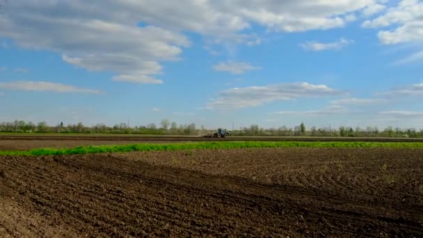 田里的拖拉机耕种土壤 有选择的重点 — 图库视频影像