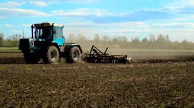 Tarladaki traktör toprağı işliyor. Seçici odaklanma. Doğa.