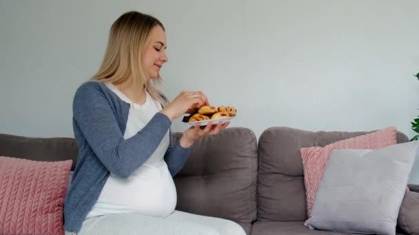 妊婦は甘いドーナツを食べる 選択的フォーカス 食べ物 — ストック動画