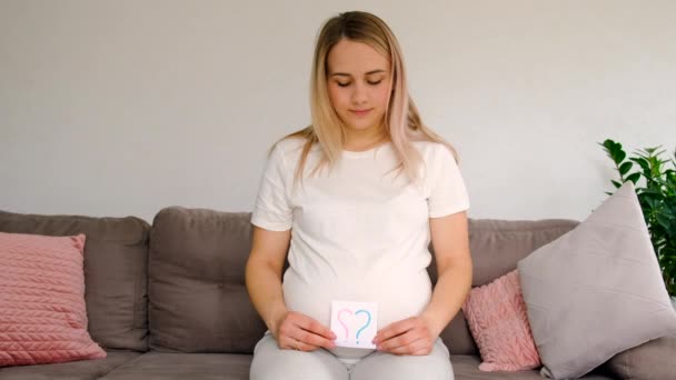 疑問符になる妊娠中の女性 選択的フォーカス かわいい — ストック動画
