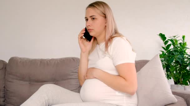 Una Mujer Embarazada Habla Por Teléfono Enfoque Selectivo Gente — Vídeo de stock